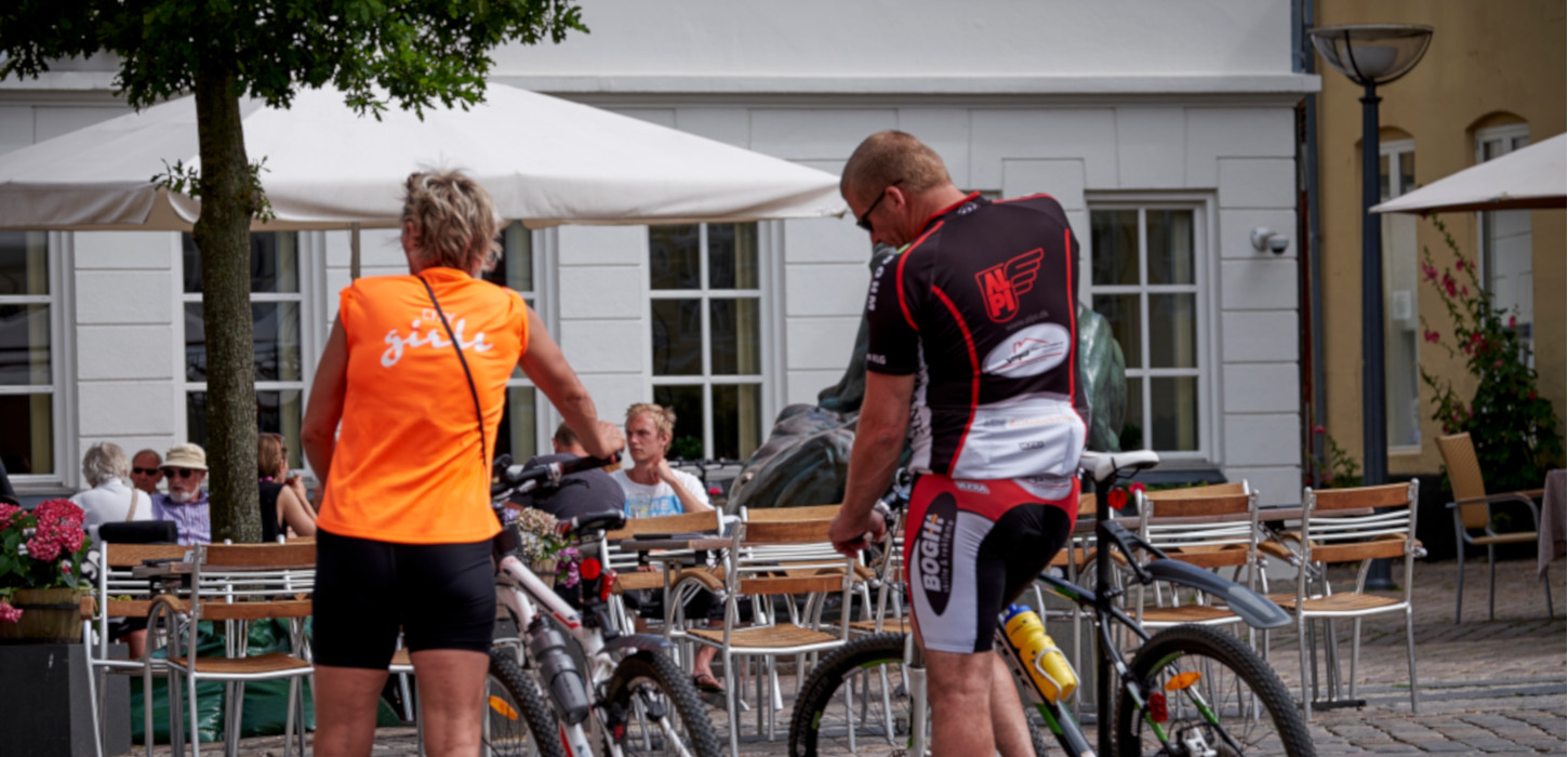 Torvet Faaborg cykelferie par med cykler
