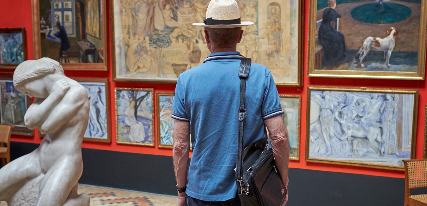 Turist ser på malerier på Faaborg Museum | Købstaden Faaborg