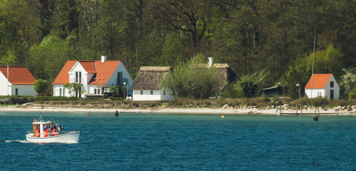 Lystfiskere og lille fiskekutter ved Dyreborg