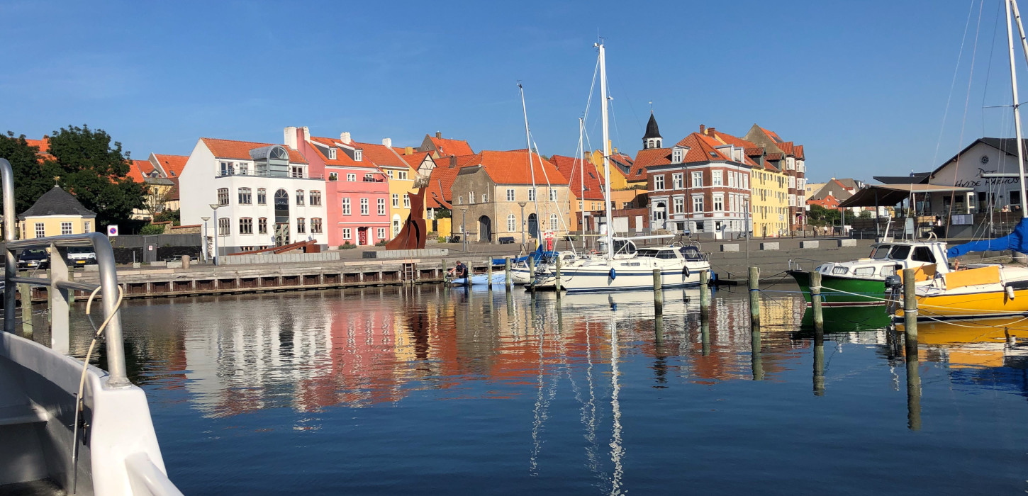 Faaborg havn og havnefront set fra Lillebjørn | Efterår i Faaborg | VisitFaaborg