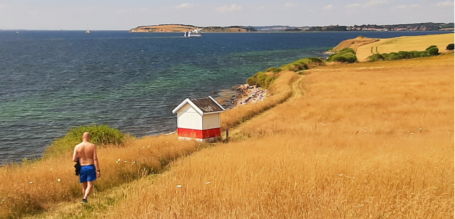 Bjørnø sommeren 2022 | Gæst der vandrer ved Bjørnø Fyr | VisitFaaborg