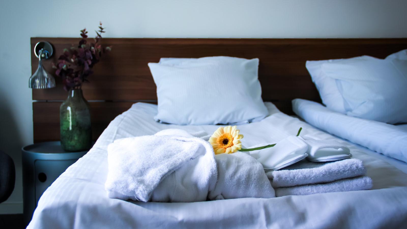 Bett im Hotel Faaborg Fjord veranschaulicht die Übernachtungsmöglichkeiten während der Faaborger Wintertage
