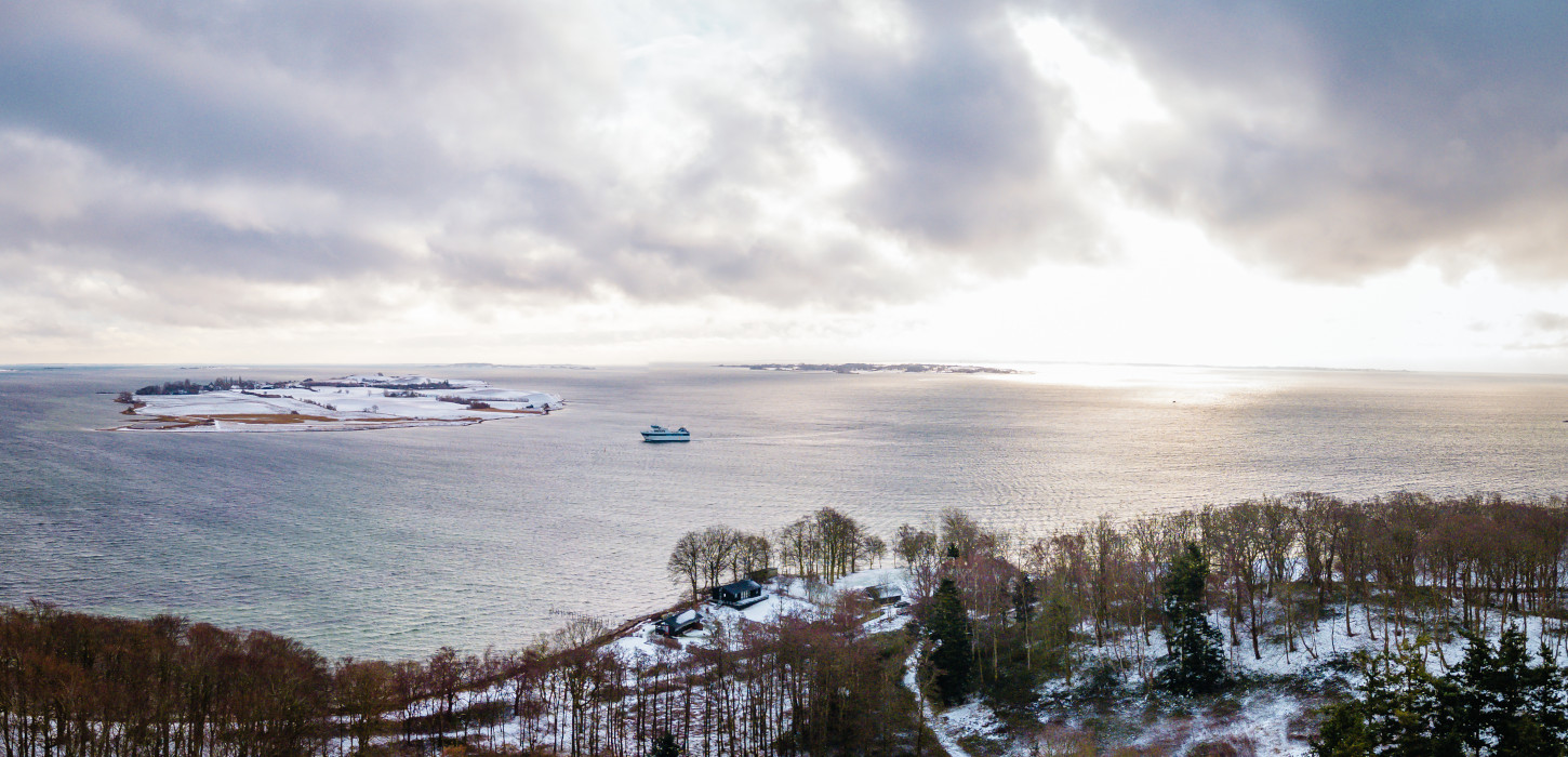 Dronefoto og vue til Ø-færgen, Bjørnø og Avernakø med sne