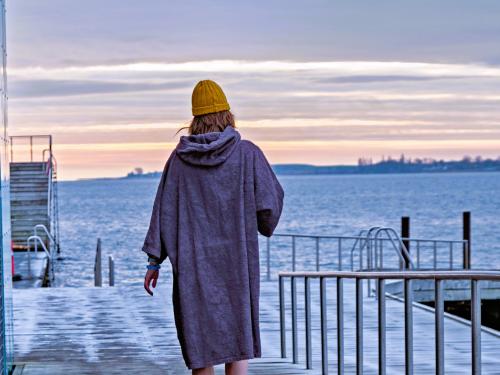 Kvinde i badekåbe og Strikhue på Faaborg Havnebad