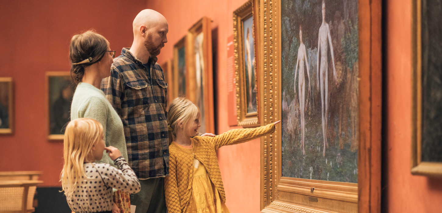 Familie med forældre og to piger betragter maleri på Faaborg Museum