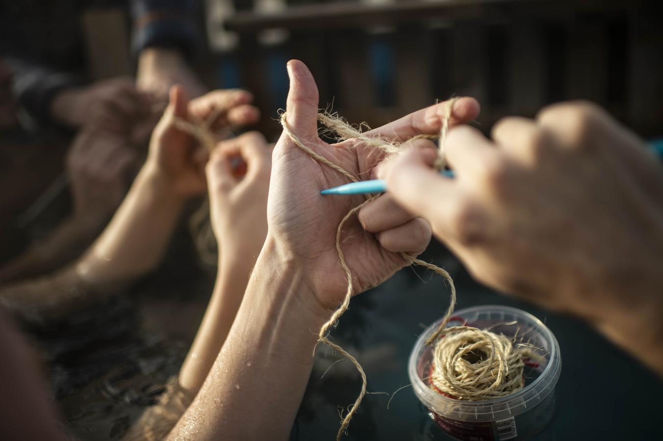 Event Knitting by the Sea illustreret af strikkende hænder