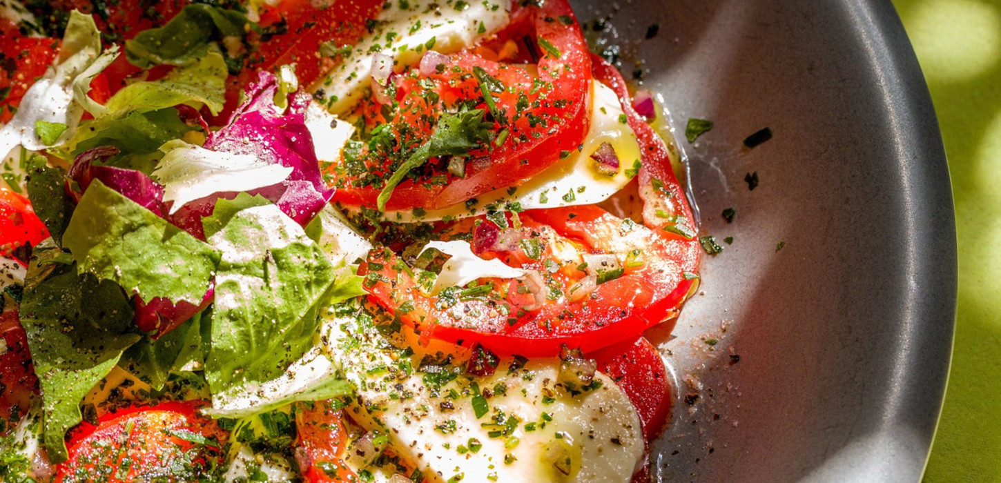 Südfünischer Frühlingstomatensalat illustriert Orte zum Essen in Faaborg-Midtfyn