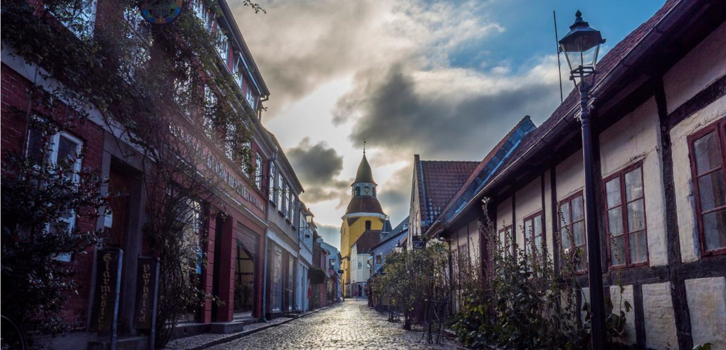 Bøjestræde med vue til Klokketårnet i Faaborg | Sydfyn | VisitFaaborg