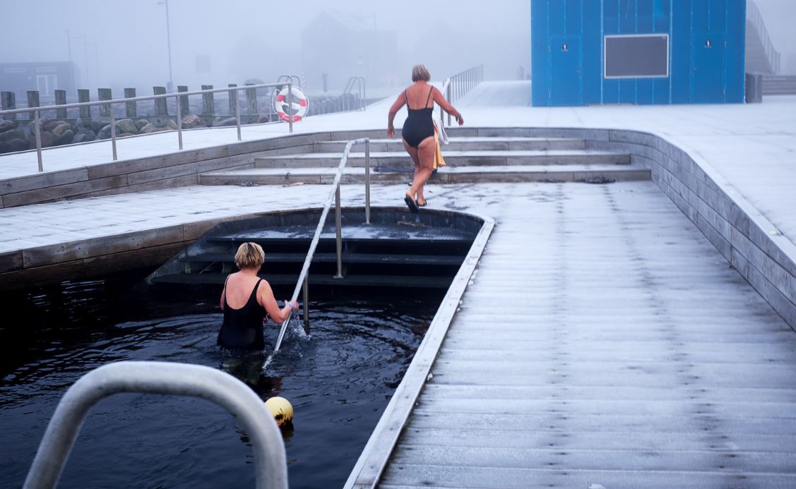 To kvinder vinterbader ved Faaborg Havnebad