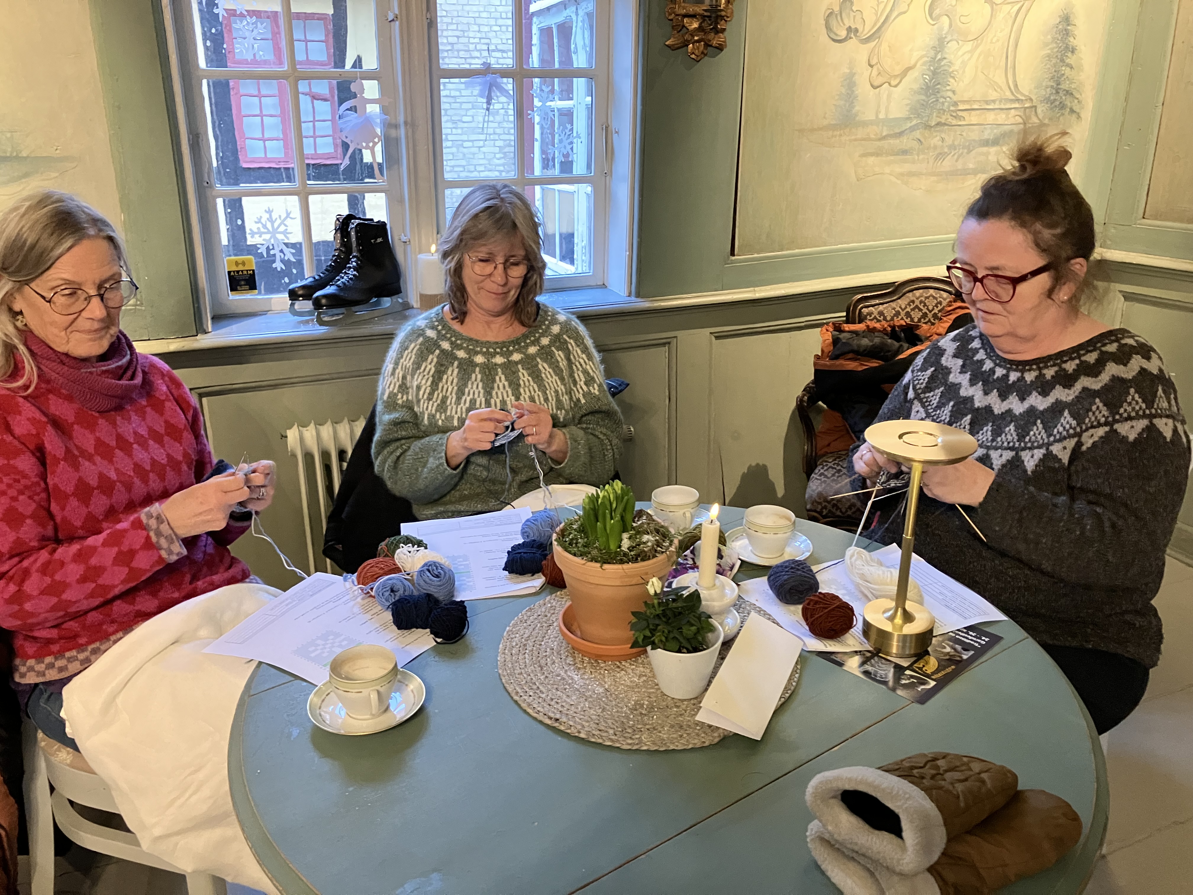 Samstrik i den Gamle Gaard - tre damer sidder og strikker